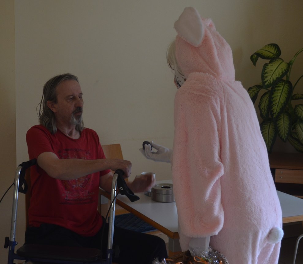 Bewohner mit Osterhase