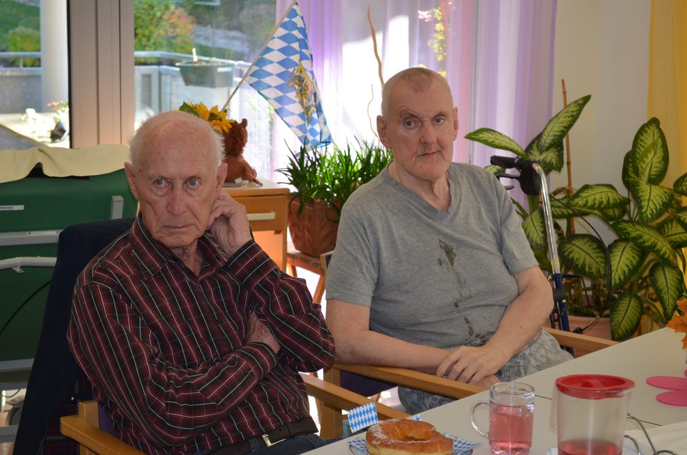 Männer am gedeckten Tisch